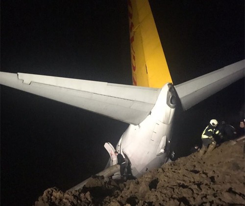 В Турции самолет с пассажирами рухнул с обрыва (фото)