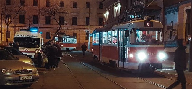 В Киеве в трамвае на Подоле врачи реанимировали мужчину (фото)