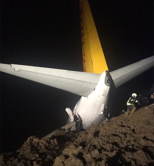 В Турции самолет с пассажирами рухнул с обрыва (фото)