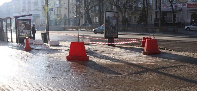 В центре столицы прорвало трубу: образовался огромный каток (фото)