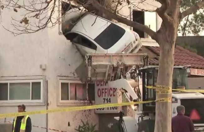 Общество шокировала машина, «запрыгнувшая» в стоматологическую клинику