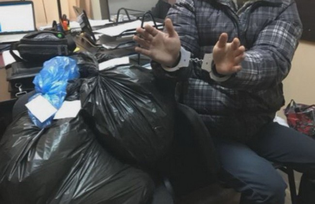 СБУ в Кривом Роге задержала полицейского, который продавал вещдоки