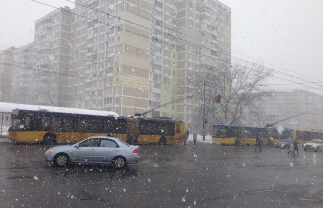 Снегопад в Украине: на Троещине сломалась электросеть троллейбусов