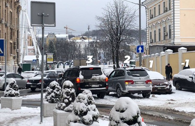 Паркуются в четыре ряда: киевлян разозлили очередные автохамы