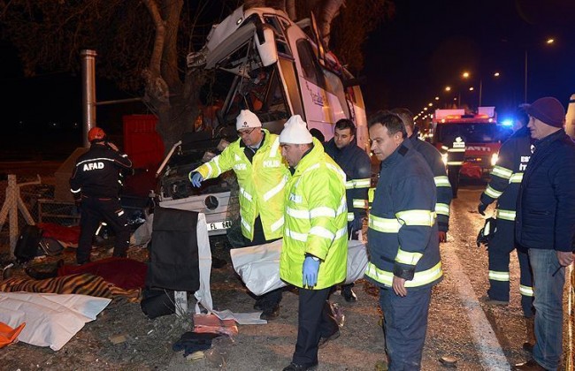 Страшная авария в Турции: автобус с пассажирами раздавило всмятку