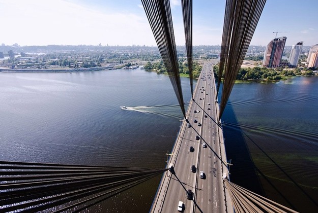 В Киеве частично ограничат движение по Московскому мосту