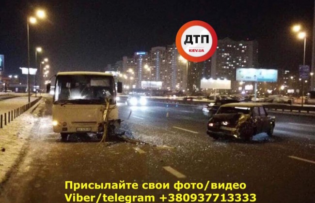 В Киеве столкнулись маршрутка и «легковушка»