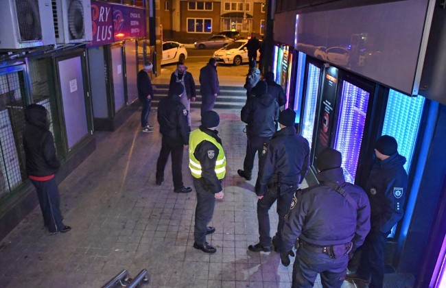 В центре Киева неизвестные устроили стрельбу в стриптиз-клубе