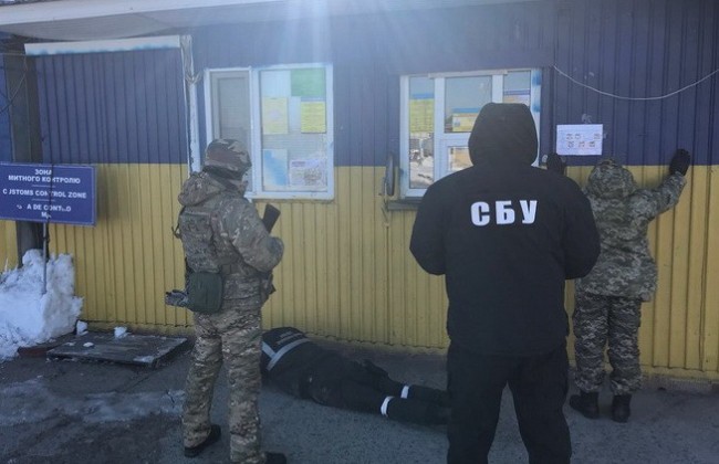 Чиновников таможни и Госпогранслужбы поймали на взятке