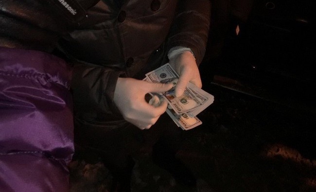СБУ задержала чиновника, вымогавшего у коллеги крупную сумму денег