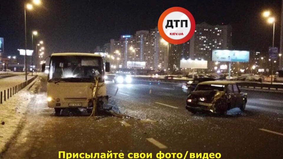 В Киеве столкнулись маршрутка и «легковушка»