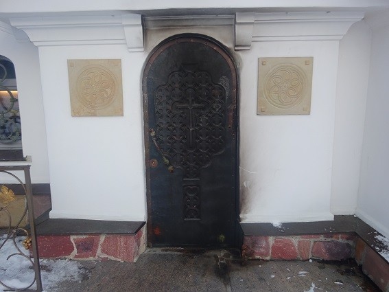 В Киеве двое неизвестных пытались поджечь Десятинный монастырь