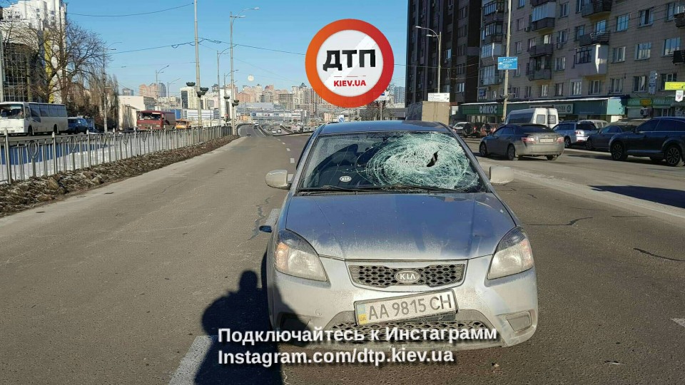 Перебегала шесть полос: в Киеве машина сбила женщину
