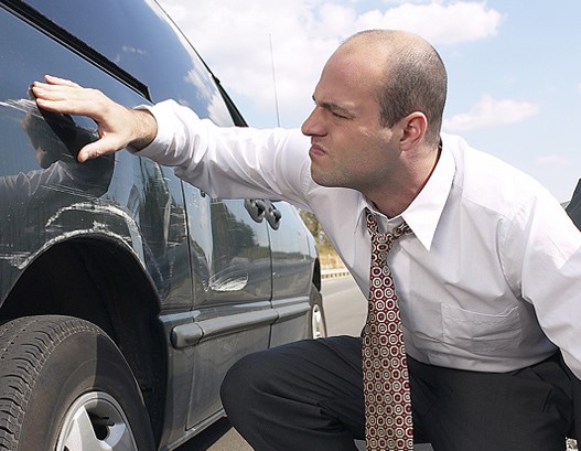 Повредили автомобиль на стоянке: консультация адвоката