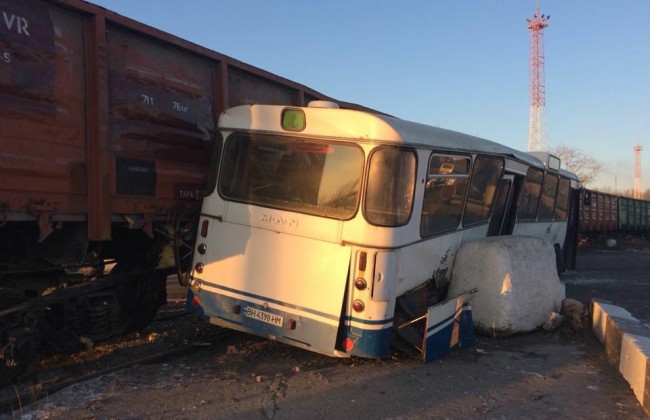 Поезд снес пассажирский автобус: есть пострадавшие