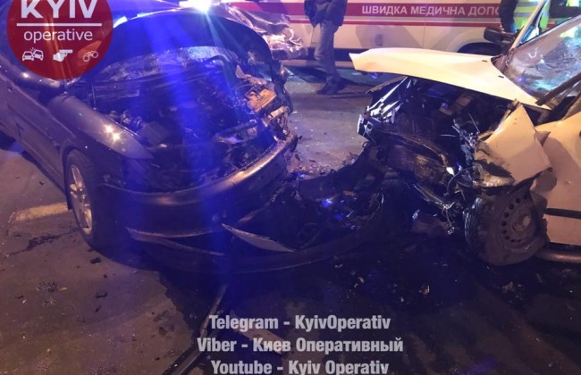 В Киеве на проспекте Свободы произошло ДТП, есть пострадавшие