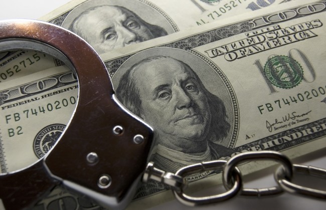 Во Львове поймали двух полицейских на крупной взятке, опубликованы фото