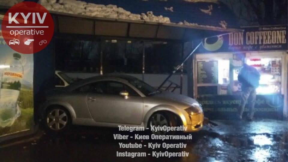 ДТП в Киеве: неадекватный водитель снес остановку