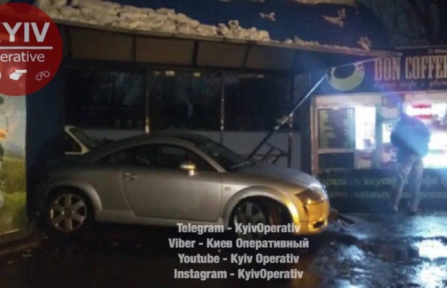 ДТП в Киеве: неадекватный водитель снес остановку