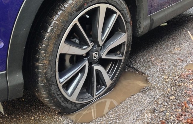 Кто возместит ущерб машины от попадания в дорожную яму