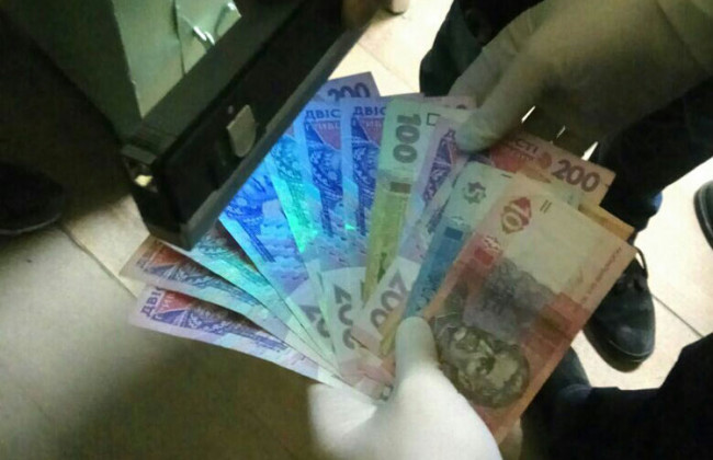 Чиновники миграционной службы попались на взятке