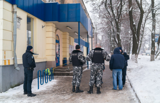 Весь пол в крови: дебошир перерезал себе вены в супермаркете