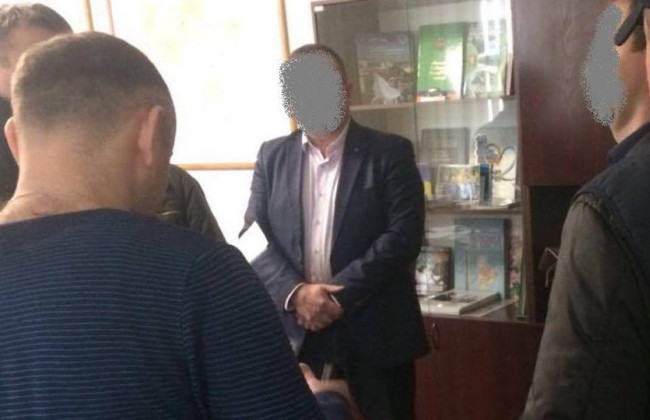 В Киевской области чиновник получил крупную взятку: опубликованы фото