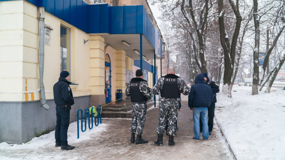 Весь пол в крови: дебошир перерезал себе вены в супермаркете