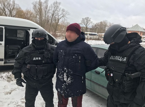 В Сумской области полицейского уличили в сбыте наркотиков