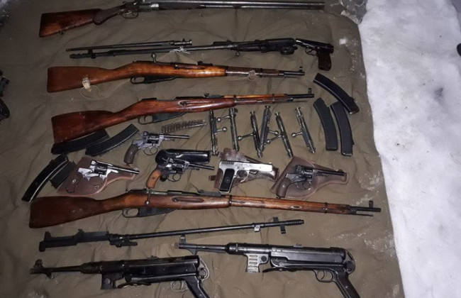 В Черниговской области разоблачили полицейского, который наладил незаконный сбыт оружия