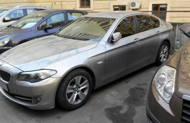 Неизвестные облили зеленкой дорогой автомобиль в Киеве