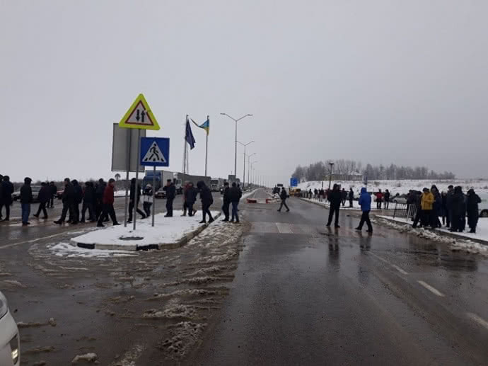 На границе с Польшей протестующие перекрыли дорогу