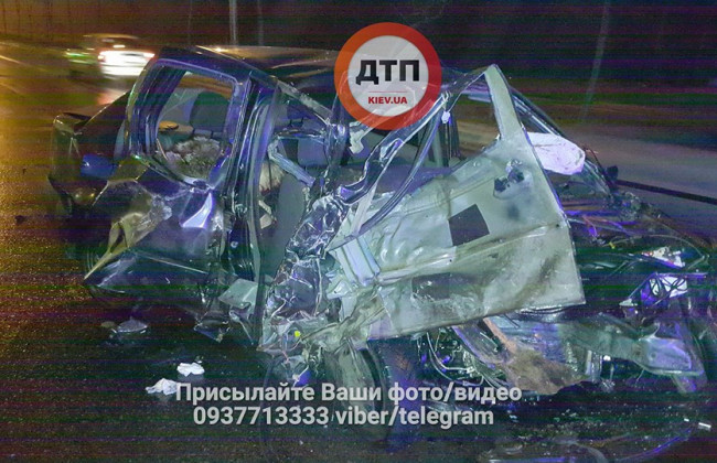В Киеве иномарка полностью уничтожила легковушку, опубликованы фото