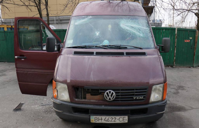 Неизвестные в балаклавах разгромили дубинками две маршрутки в Киеве