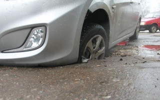 Ямы на дорогах: кто возместит ущерб (видео)