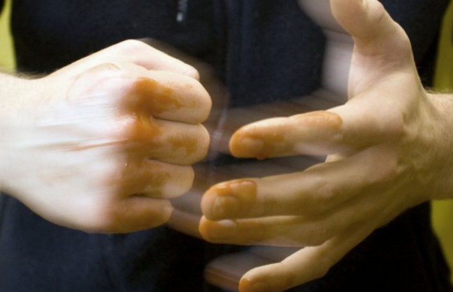 «Заломил руки и пытался бросить в урну»: киевлян напугал инцидент в столице