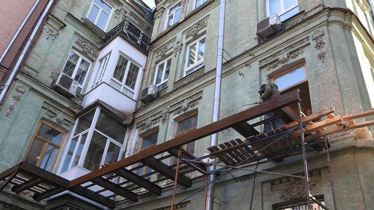 В Киеве может рухнуть старинный дом