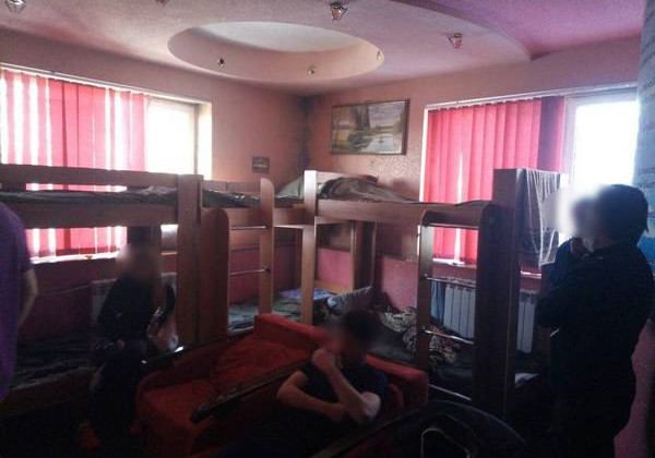 Не видели улицы больше года: 30 человек насильно удерживали в плену в Харькове