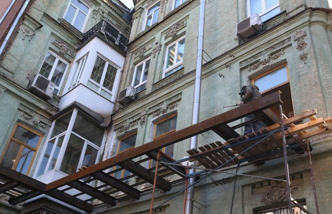В Киеве может рухнуть старинный дом