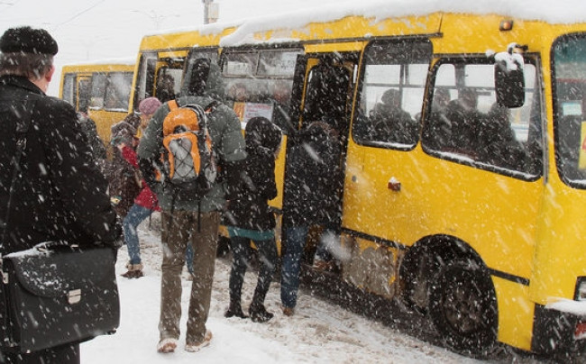 Общественному транспорту Киева позволили курсировать без соблюдения графика