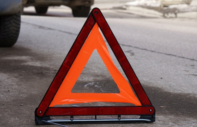 В Киеве под асфальт провалился грузовик: опубликованы фото