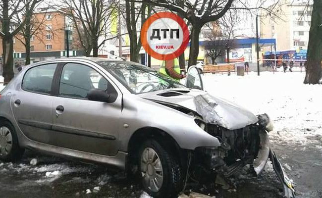Автомобиль под Киевом сбил двух пешеходов, опубликованы фото