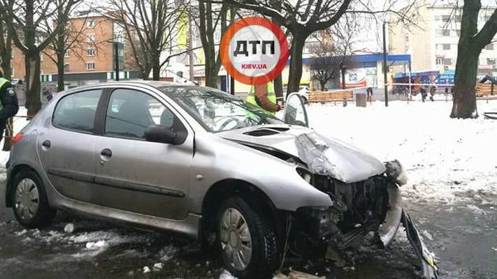Автомобиль под Киевом сбил двух пешеходов, опубликованы фото