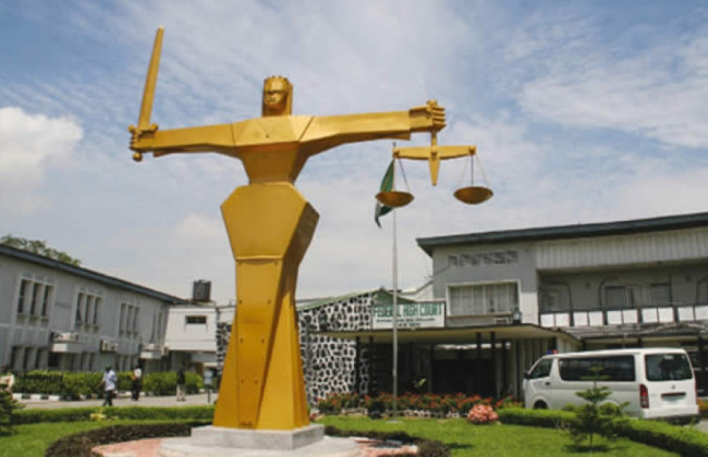 Нигериец 15 лет выдавал себя за адвоката из Украины