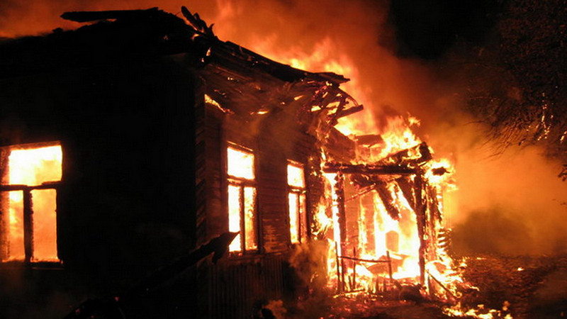 Жуткая западня: в деревянном доме живьем сгорели два человека