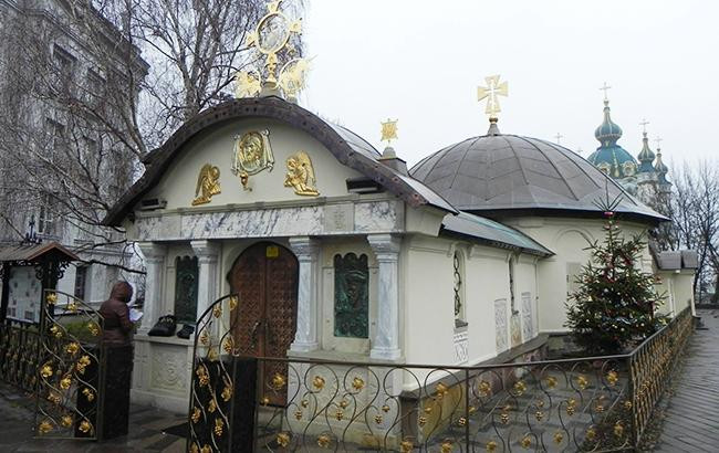 Элитный Porsche и две квартиры в Киеве: что «намолил» настоятель часовни возле Десятинной церкви