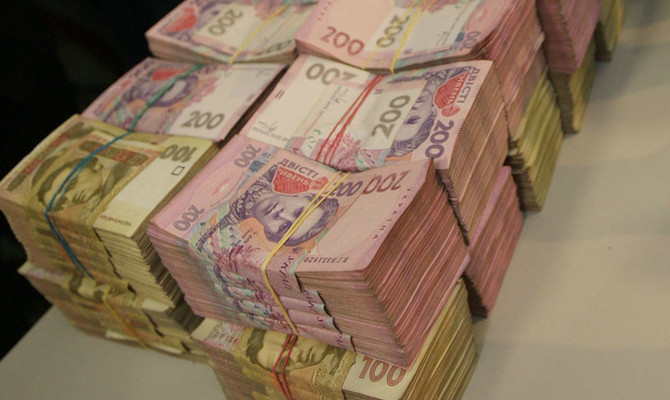 Сотни тысяч: украинцев поразили чрезмерные премии чиновников