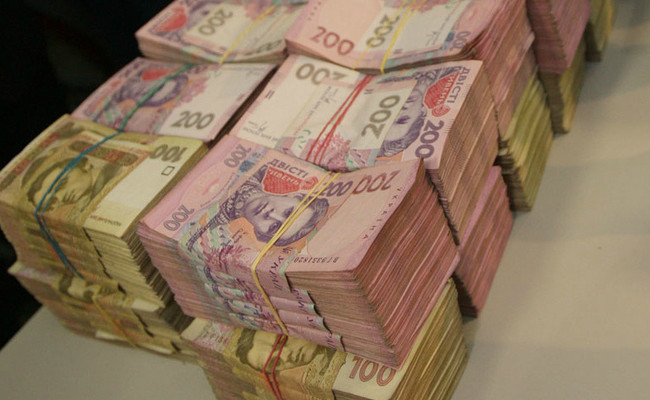 Сотни тысяч: украинцев поразили чрезмерные премии чиновников