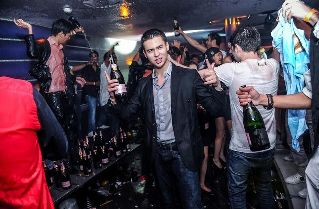 Дорогие курорты и роскошные безделушки: как живут дети украинских чиновников