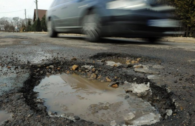 Кто возместит ущерб автомобиля от разбитых дорог